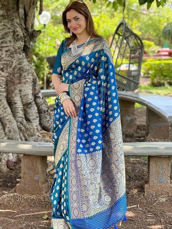 साड़ी पहन इठलाती दिखीं अंकिता लोखंडे