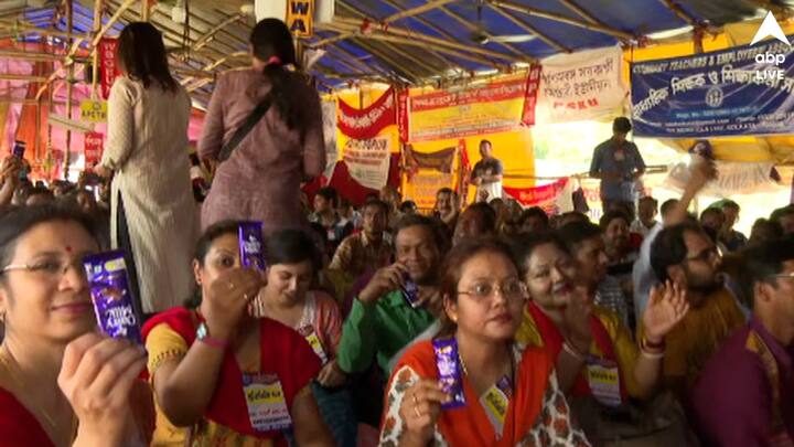এদিন পুলিশের তরফে DA-আন্দোলনকারীদের কাছে মাইক বন্ধ রাখার আবেদন জানানো হয়।