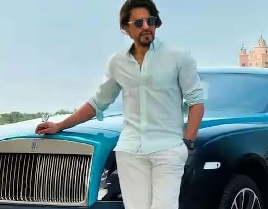 રોલ્સ રોયસ ફેન્ટમ ડ્રોપહેડ કૂપ - શાહરૂખ ખાનના ગેરેજમાં રોલ્સ રોયસ ફેન્ટમ ડ્રોપહેડ કૂપનો સમાવેશ થાય છે. જે 6.8-લિટર એસ્પિરેટેડ V12 પેટ્રોલ એન્જિન સાથે આવે છે. કારની કિંમત 4 કરોડથી 10.5 કરોડ રૂપિયા સુધીની છે.