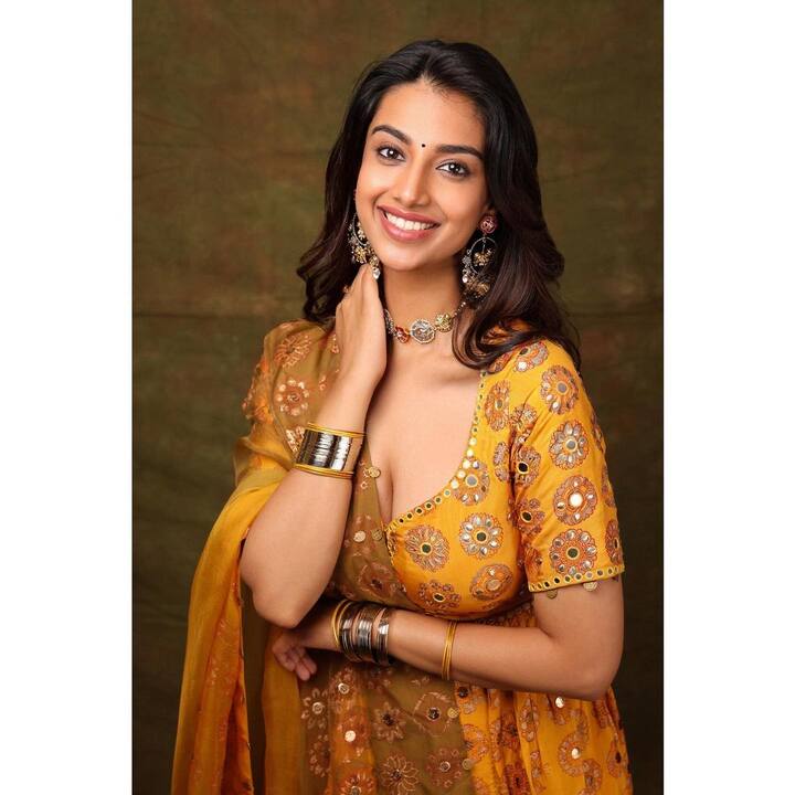 మీనాక్షి 2018లో 'ఫెమినా మిస్ ఇండియా' టైటిల్ ను సోంతం చేసుకుంది.
