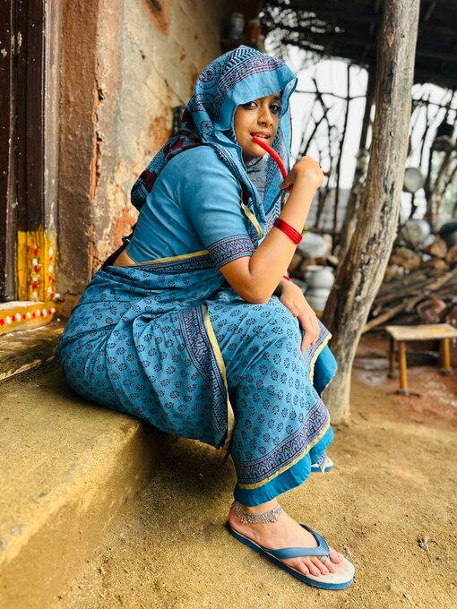 இந்த படத்தில் நானிக்கு ஜோடியாக கீர்த்தி சுரேஷ் நடித்துள்ளார். இதற்கு முன்னர் இவர்கள் நேனு லோக்கல் என்ற படத்தில் இணைந்து நடித்துள்ளனர்.