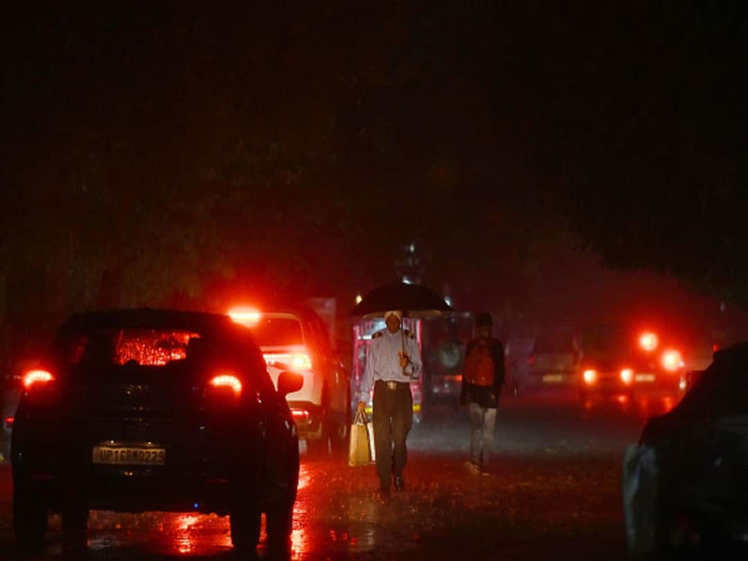 Light Rain With Thunderstorm Lash Delhi-NCR, More Predicted This Week Light Rain With Thunderstorm Lash Delhi-NCR, Several Flights Diverted