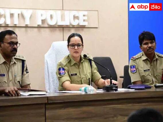 Social Media posts Arrests : రాజకీయ నేతల్ని అసభ్యంగా ట్రోల్ చేస్తే జైలే - మీమర్స్కు షాకిచ్చిన సైబర్ క్రైమ్స్ పోలీసులు ! Social Media posts Arrests : రాజకీయ నేతల్ని అసభ్యంగా ట్రోల్ చేస్తే జైలే - మీమర్స్కు షాకిచ్చిన సైబర్ క్రైమ్స్ పోలీసులు !