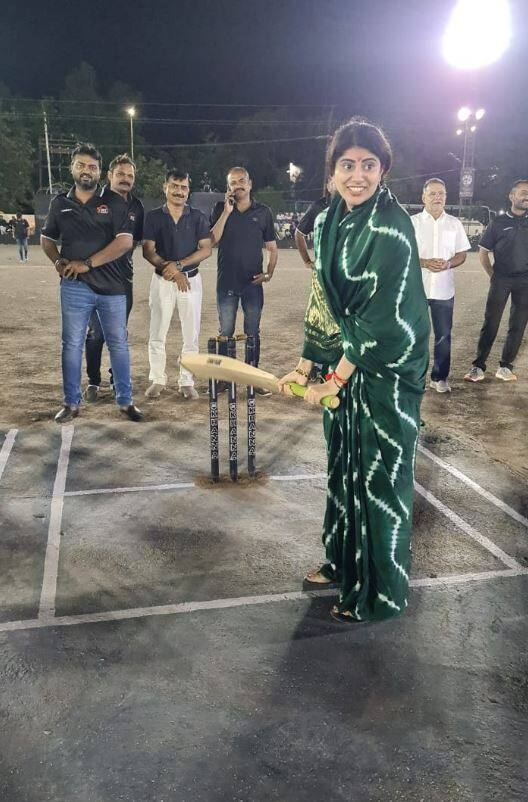 જે ક્રિકેટ ટુર્નામેન્ટમાં ધારાસભ્ય રિવાબા જાડેજાએ હાજરી આપી હતી. જામનગરના ધારસભ્ય રિવાબા જાડેજાએ બેટિંગ કરી હતી.