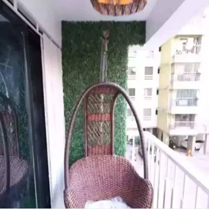 वहीं अगर हम दीपिका और शोएब के घर की बालकनी की बात करें तो वहां का नजारा भी बेहद ही खूबसूरत है. इतना ही नहीं उनकी बालकनी में बैठने के लिए एक जबरदस्त और बेहद ही खूबसूरत झूला लगा हुआ है जहां से बैठकर एक काफी प्यारा नजारा देखा जा सकता है.