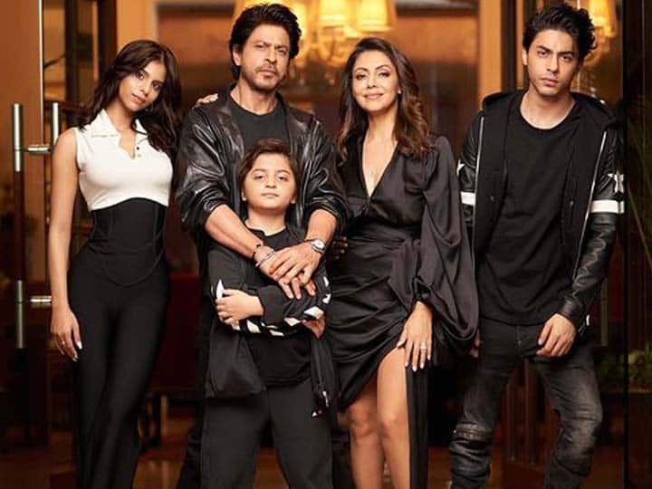 Shah Rukh Khan comment on family photo shared by wife Gauri see here SRK Family Photo: 'यार कितने खूबसूरत बच्चे हैं हमारे', गौरी खान की फैमिली फोटो पर SRK का कमेंट वायरल