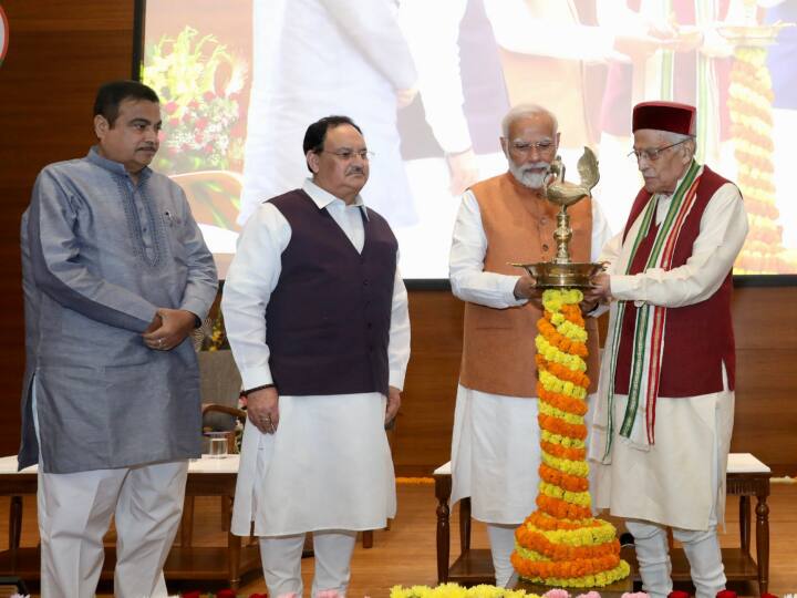 दिल्ली में बीजेपी (BJP) के केंद्रीय कार्यालय के उद्घाटन में प्रधानमंत्री नरेंद्र मोदी (Narendra Modi) और बीजेपी के दिग्गज नेता मुरली मनोहर जोशी (Murli Manohar Joshi) एक साथ नजर आए.