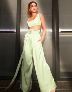 कॉलेज में दिखना है कूल या पार्टी में नज़र आना है स्टनिंग तो रिक्रिएट करें Kriti Sanon के ये स्टाइलिश लुक