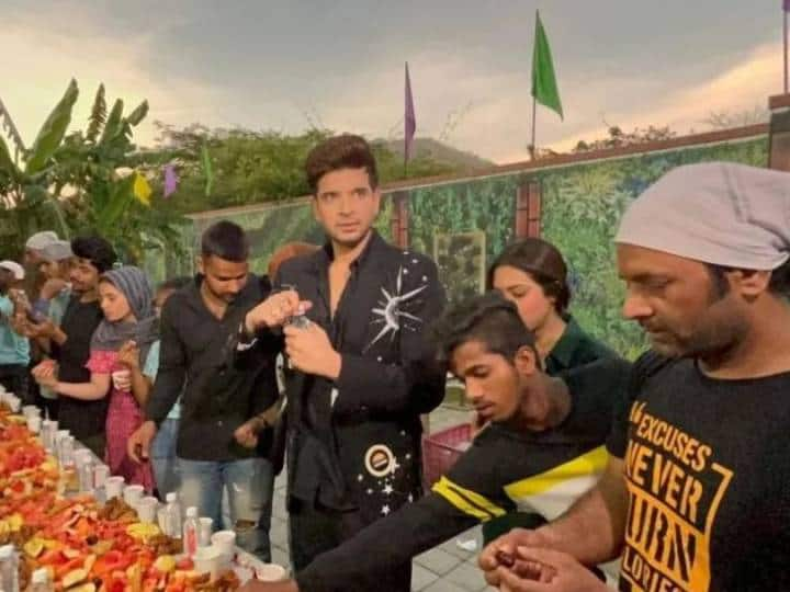 Karan Kundrra hosted Iftar Party At Ishq Mein Ghayal Set Fans happy for his gesture Karan Kundrra Iftar Party: करण कुंद्रा ने ‘इश्क में घायल’ के सेट पर रखी इफ्तार पार्टी, एक्टर के इस काम के मुरीद हुए फैंस