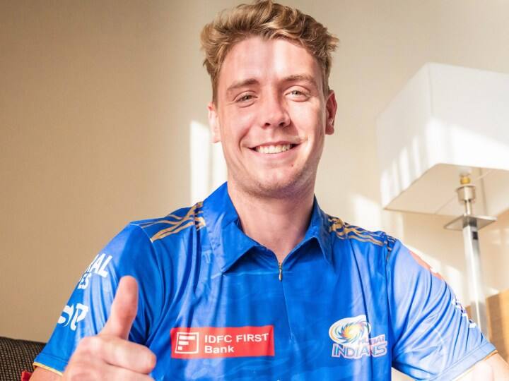 ऑस्ट्रेलिया के ऑलराउंडर खिलाड़ी कैमरून ग्रीन को मुंबई इंडियंस ने खरीदा है. उन्हें 17.50 करोड़ रुपये देकर टीम में शामिल किया गया. ग्रीन विस्फोटक बैटिंग के साथ खतरनाक बॉलिंग भी कर सकते हैं. उनसे मुंबई के फैंस को काफी उम्मीद होगी.