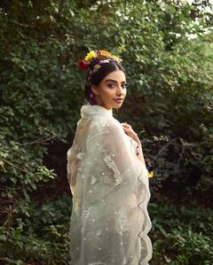 చందమామే కుళ్లుకొనేలా, దవళ వస్త్రాల్లో దేవ కన్యలా మెరిసిపోతున్న మీనాక్షి చౌదరి