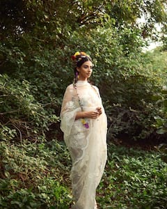 చందమామే కుళ్లుకొనేలా, దవళ వస్త్రాల్లో దేవ కన్యలా మెరిసిపోతున్న మీనాక్షి చౌదరి