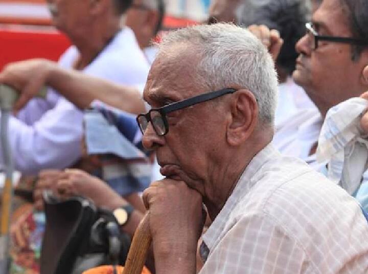 সিনিয়র সিটিজেনদের সুবিধা সিনিয়র সিটিজেন সেভিং স্কিমের আওতায় বিনিয়োগের সীমা 15 লক্ষ টাকা থেকে বাড়িয়ে 30 লক্ষ টাকা করা হয়েছে, যা 1 এপ্রিল থেকে প্রযোজ্য হবে।
