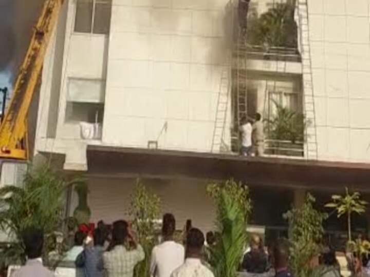 Papaya Tree Hotel Fire: इंदौर के होटल में 40 लोगों की जिन्दगी पर लगा दांव, भीषण आग के बीच क्रेन की मदद से हुआ रेस्क्यू