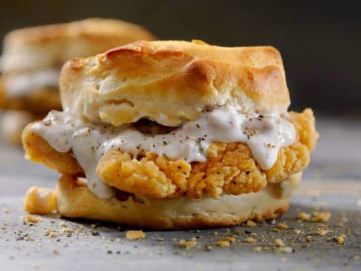 ग्रिल को मध्यम से पहले गरम करें.ग्रिल पर, सॉसेज को बीच-बीच में घुमाते हुए तब तक पकाएँ जब तक कि वह पक न जाए.  लगभग 10 से 12 मिनट का समय लगेगा.आंच से उतार कर एक प्लेट में रखें.यदि वांछित हो, तो ग्रिल पर बैगुएट स्लाइस को कुछ मिनट के लिए टोस्ट करने के लिए टॉस करें.