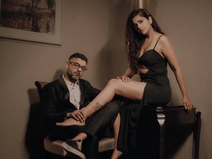 Dalljiet Kaur looked glamorous in black thigh high slit dress while posing with hubby Nikhil Patel नई-नवेली दुल्हन Dalljiet Kaur का सेंशुअस अवतार, रिवीलिंग ड्रेस में पति के साथ दिया ऐसा पोज