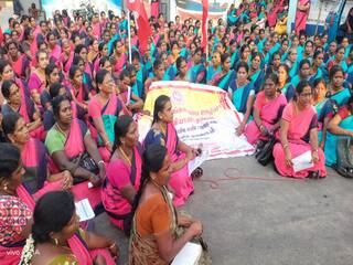 கோடை விடுமுறை அளிக்க வேண்டும் - நாகையில் அங்கன்வாடி ஊழியர்கள் போராட்டம்