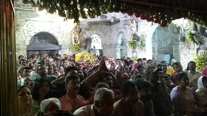 આજે અંબાજીમાં ચૈત્રી નવરાત્રીની આઠમ પર માતાજીની મંગળા આરતીમાં ભક્તો નો ઘોડાપૂર આવ્યું હતું. મોટી સંખ્યામાં માઇભક્તો માતાજીના દર્શનાર્થે પહોંચ્યા હતા.