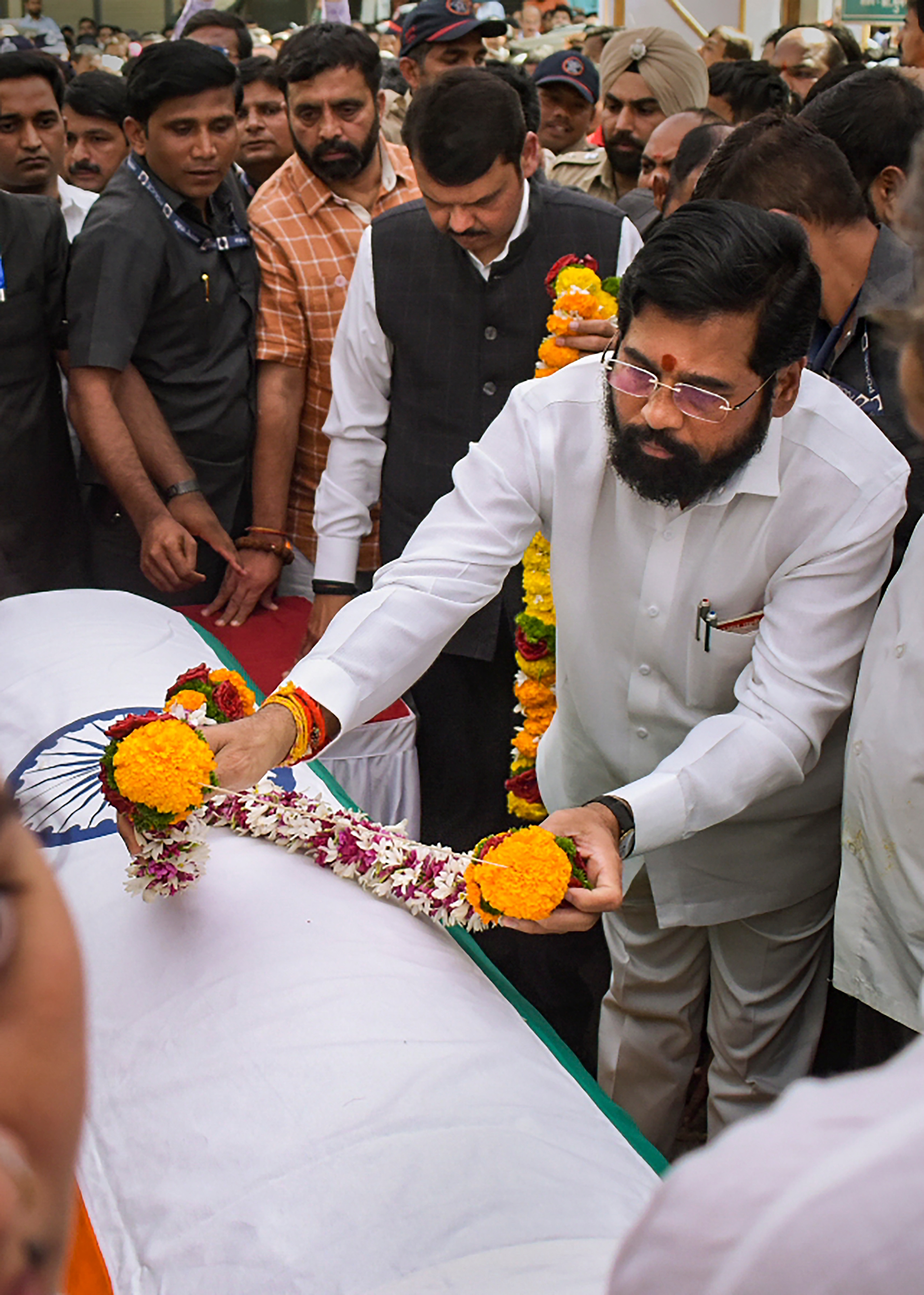 Eknath Shinde And Devendra Fadnavis Come To Pay Tribute To Pune Bjp Mp ...