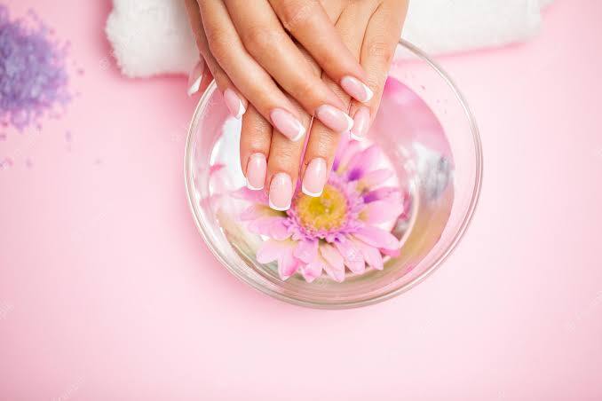 अब आप अपने हाथ को देखेंगे तो बिल्कुल पार्लर जैसा ग्लो नजर आएगा. तो बस कुछ आसान स्टेप्स के साथ आप घर पर ही मैनीक्योर कर अपने हाथों का ख्याल रख सकते हैं.