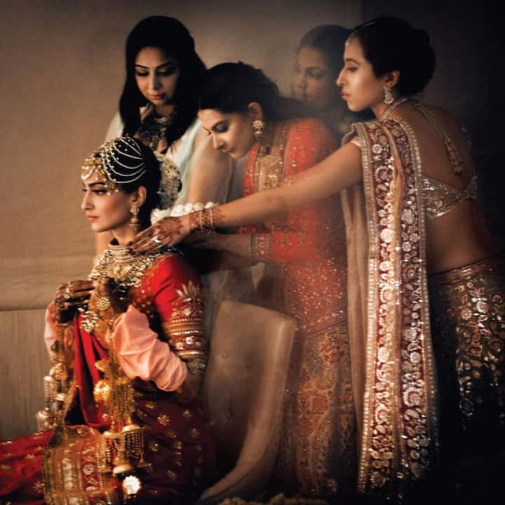 इस तस्वीर में आप देख सकते हैं कि सोनम कपूर की बहन रेहा कपूर उनको तैयार कर रही हैं.