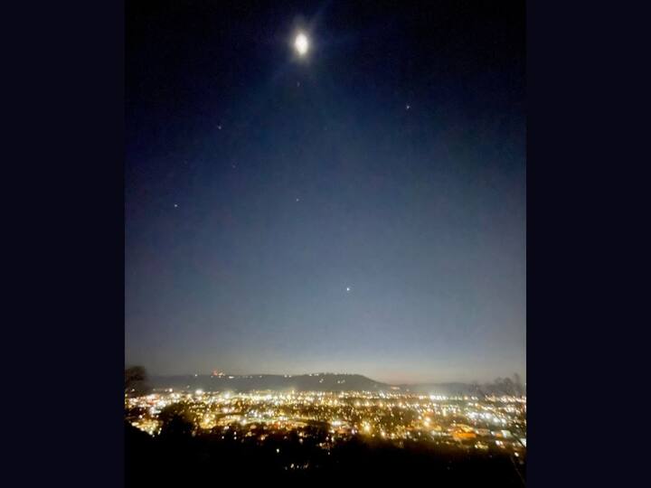 In this image, Mars can be seen just below the Moon. Venus is quite bright and low on the horizon. The planets were not close to each other in reality, but appeared so from the perspective of people on Earth. When planets orbit the same side of the Sun as the Earth, planetary alignment occurs. (Photo: Twitter/@StormTrack9Dave)