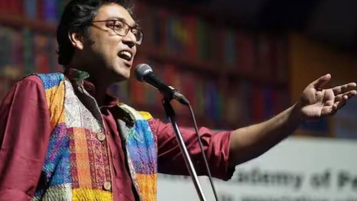 বাড়িতে নিয়মিত গানের পরিবেশ। তাইতো তার গানে এতো বৈচিত্র। জীবন দর্শন লক্ষ্য করা যায়। তবে তিনি আজও ছোটগল্পের প্রতি ভালবাসা অটুট রেখেছেন।