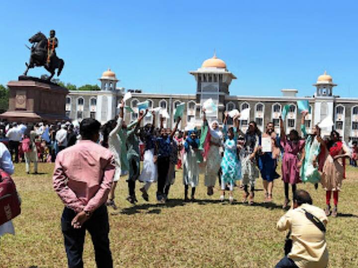 Shivaji University : विद्यापीठाचा दीक्षांत समारंभ दोन वर्षांनी ऑफलाईन स्वरुपात झाला. त्यामुळे उपस्थितांचा आणि स्नातकांचा उत्साह अतिशय ओसंडून वाहत होता.