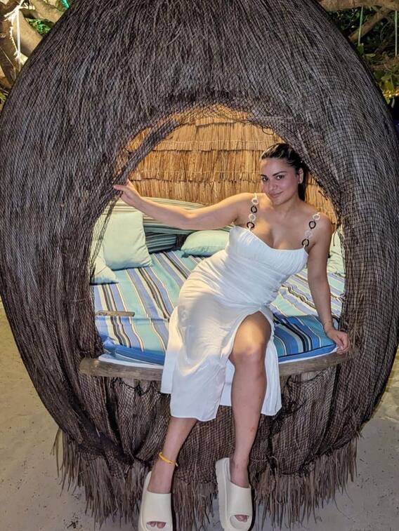 श्रद्धा आर्या ने व्हाइट ड्रेस में दिखाईं कातिल अदाएं