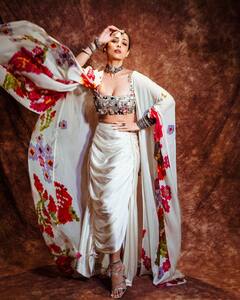 Malaika Arora: मलायकाच्या एअरपोर्ट लूकची चर्चा; पाहा फोटो