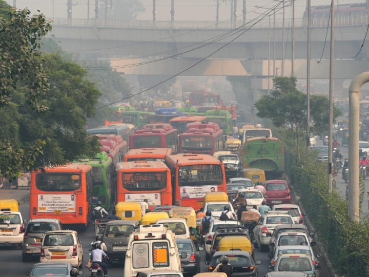 Delhi: आनंद विहार रेलवे स्टेशन के सामने 8 मिनट से ज्यादा खड़ी की गाड़ी तो देना होगा पार्किंग चार्ज, बन रहा प्लान Anand Vihar Railway Parking charge Time Traffic Jam Station Access Control Parking System ANN Delhi: आनंद विहार रेलवे स्टेशन के सामने 8 मिनट से ज्यादा खड़ी की गाड़ी तो देना होगा पार्किंग चार्ज, बन रहा प्लान