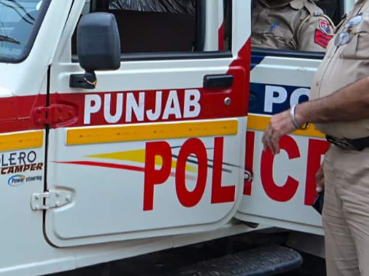 Amritpal Singh Case Punjab Police siege in Mohali Amritpal Singh Two aide taken in custody Amritpal Singh Case: पंजाब के मोहाली में पुलिस की घेराबंदी, भगोड़े अमृतपाल सिंह के दो करीबी को पकड़ा