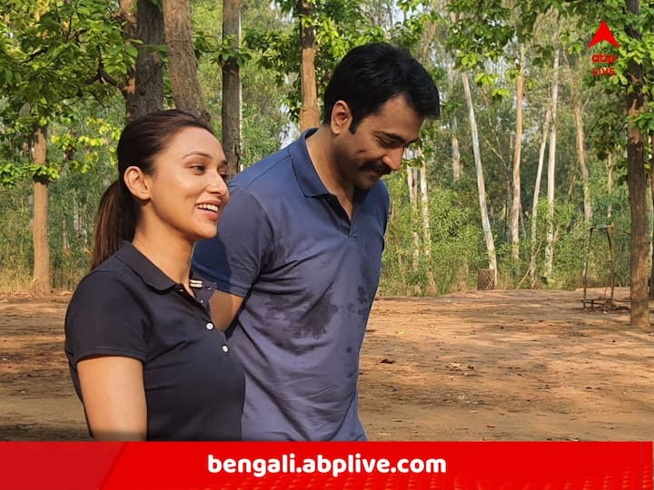 Mimi Abir New Film:  যে ছবি প্রকাশ্যে এসেছে সেখানে দেখা যাচ্ছে মিমি ও আবিরকে। সোনাঝুরির রোদে চলছে শ্যুটিং। সেখানে একটি গাঢ় নীল টি শার্টে ধরা দিয়েছেন মিমি, সাদামাটা সাজে আবিরও