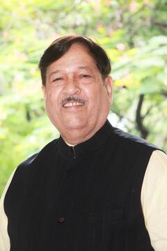 गिरीश बापट यांच्या जाण्याने पुणे पोरकं... बापटांची राजकीय कारकीर्द...