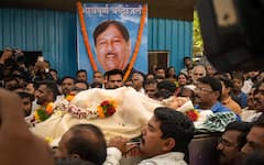 Girish Bapat Death: सांसद गिरीश बापट को श्रद्धांजलि देने पहुंचे सीएम शिंदे और डिप्टी सीएम फडणवीस, देखें तस्वीरें