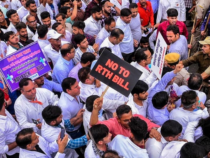 RTH Bill Protest: राइट टू हेल्थ बिल का विरोध करना पड़ेगा भारी? गहलोत सरकार ने प्रदर्शनकारियों को दी ये चेतावनी Rajasthan doctors strike today against Right to health bill government releaseed ultimatum notice ann RTH Bill Protest: राइट टू हेल्थ बिल का विरोध करना पड़ेगा भारी? गहलोत सरकार ने प्रदर्शनकारियों को दी ये चेतावनी