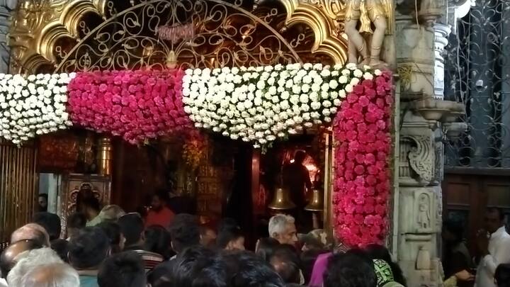 અંબાજીમાં ભક્તિમય માહોલ વચ્ચે માતાજીની મંગળા આરતી કરવામાં આવી હતી.