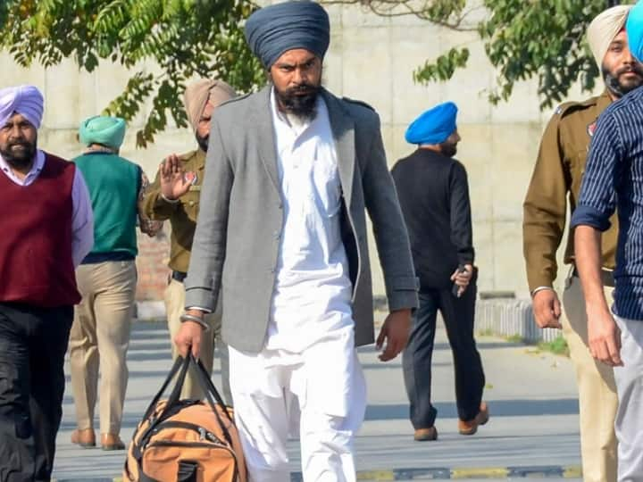 Fugitive Amritpal Singh stayed at Delhi University Student Flat Two States Police Reached Amritpal Singh News: डीयू के इस छात्रा के फ्लैट पर रुका था अमृतपाल,  अब वहां पहुंची 2 राज्यों की पुलिस