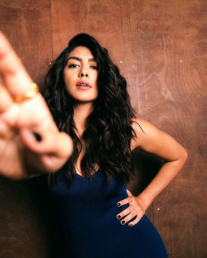 The actor can be seen aceing in a navy-blue jumpsuit in the recent pictures that she has shared on Instagram. (Image Source: Instagram)