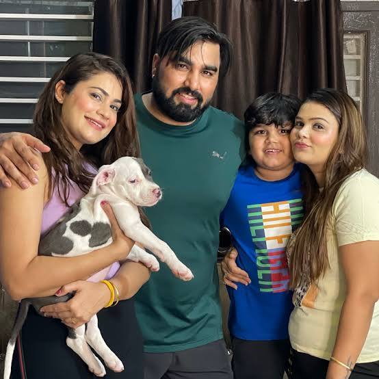 जानकारी के लिए आपको बता दें कि अरमान मलिक की दो पत्नियां हैं पहली पत्नी पायल मलिक की डिलीवरी डेट 15 मई की बताई गई है और इतना ही नहीं उन्हें दो जुड़वा बच्चे होने वाले हैं. तो वही कृतिका को भी एक बच्चा होगा.