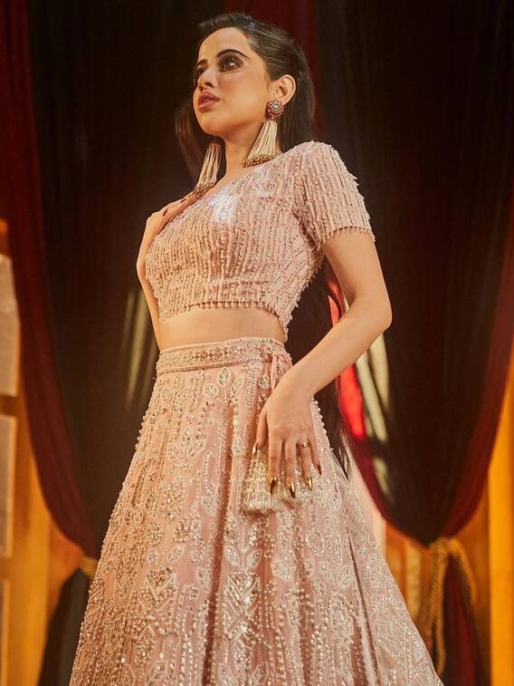 ओर्गेंजा लहंगा पहन राजकुमारी सी सजीं उर्फी जावेद