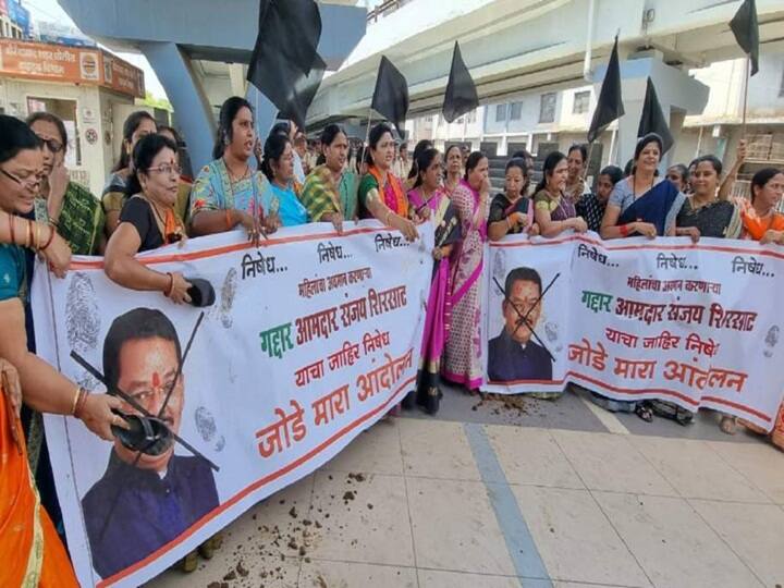 maharashtra News Chhatrapati Sambhaji Nagar Agitation against Sanjay Shirsat Shiv Sena Mahila Aghadi of Shinde Group  demanded to file a case ठाकरे गट Vs शिंदे गट! शिरसाटांच्या प्रतिमेला जोडे मारो केल्याने शिवसेना महिला आघाडी पोलिसात जाणार