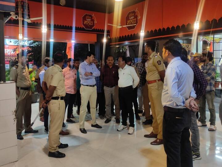 यावेळी वॉक वेची पाहणी केली. तिथे हॉटेल राणा, हॉटेल मराठा, हॉटेल व्हीआयपी मराठा आणि हॉटेल शिवमुद्रा यांनी वॉक वे गिळंकृत केल्याचे आढळून आले. त्यामुळे त्यांच्यावर कारवाई आदेश आयुक्तांनी दिले.