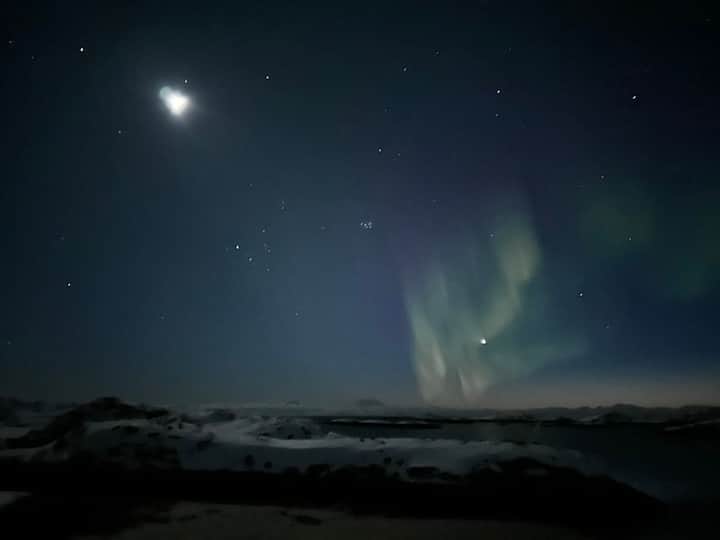 In this image, the planetary alignment and aurora borealis can be seen together. (Photo: Twitter/@sinead1962)