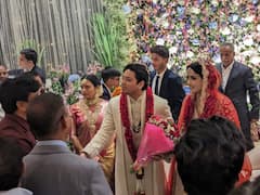 मायावती के भतीजे आकाश आनंद के रिसेप्शन की पहली तस्वीर, पत्नी प्रज्ञा को मेहमानों से मिलाते आए नजर