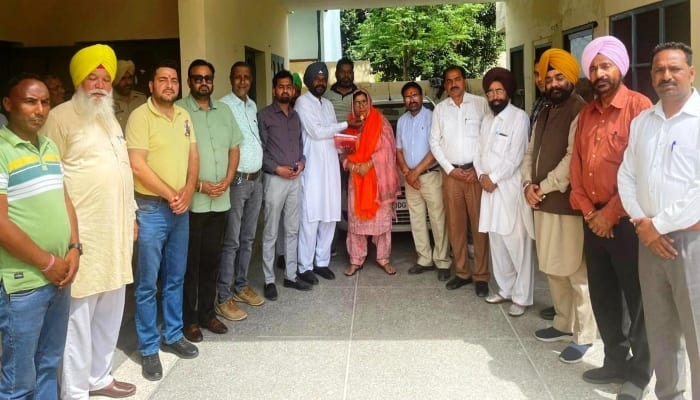 MLA Bibi Sarvjit Kaur Manuke was honored by the councilors for giving a grant of 92 lakhs to the city Council ਨਗਰ ਕੌਂਸਲ ਨੂੰ 92 ਲੱਖ ਦੀ ਗ੍ਰਾਂਟ ਦੇਣ 'ਤੇ ਕੌਂਸਲਰਾਂ ਵੱਲੋਂ ਵਿਧਾਇਕਾ ਬੀਬੀ ਸਰਵਜੀਤ ਕੌਰ ਮਾਣੂਕੇ ਦਾ ਸਨਮਾਨ