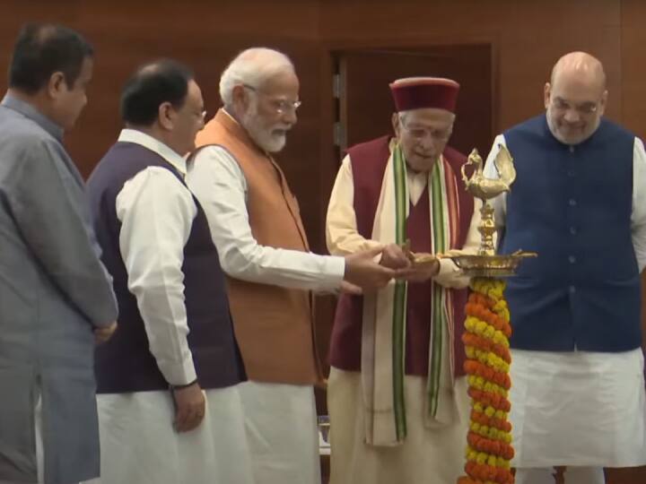 प्रधानमंत्री नरेंद्र मोदी ने मंगलवार को दिल्ली में बीजेपी के केंद्रीय कार्यालय का उद्घाटन किया. इस दौरान मंच पर उनके साथ पार्टी के कई दिग्गज नेता नजर आए.