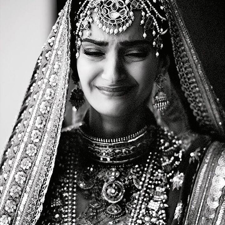 वहीं सोनम कपूर की इस फोटो में वह शादी के दौरान इमोशनल होती नजर आ रही हैं.