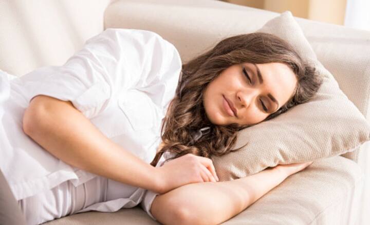 বাঙালির সঙ্গে জুড়ে গিয়েছে ভাতঘুমের তত্ত্ব। বাড়িতে থাকুন অথবা অফিসে, দুপুরে পেট ভরে খাওয়ার পর চোখ খুলে রাখাই দায় হয়। আলস্য ভেবে তা কাটিয়ে ওঠার চেষ্টাই করি আমরা।