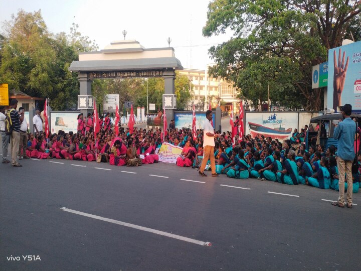 கோடை விடுமுறை அளிக்க வேண்டும் - நாகையில் அங்கன்வாடி ஊழியர்கள் போராட்டம்